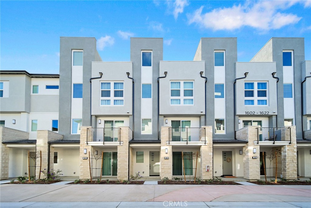 1614 W Bushell Street