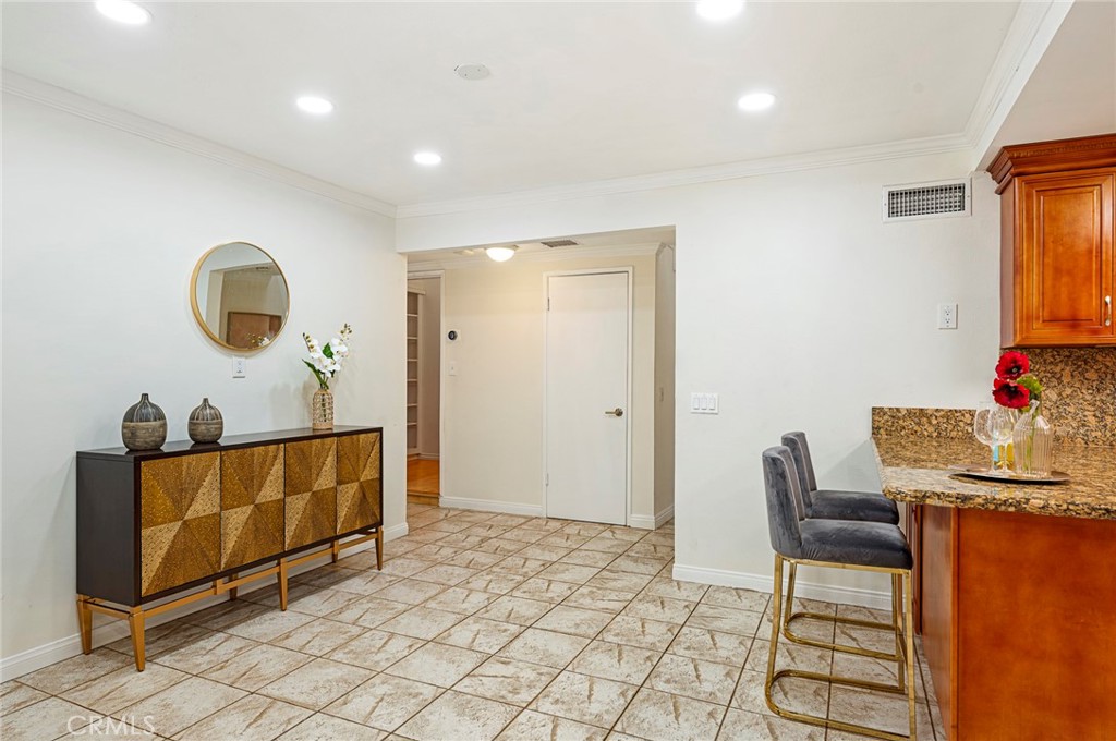 601 E Juanita Avenue