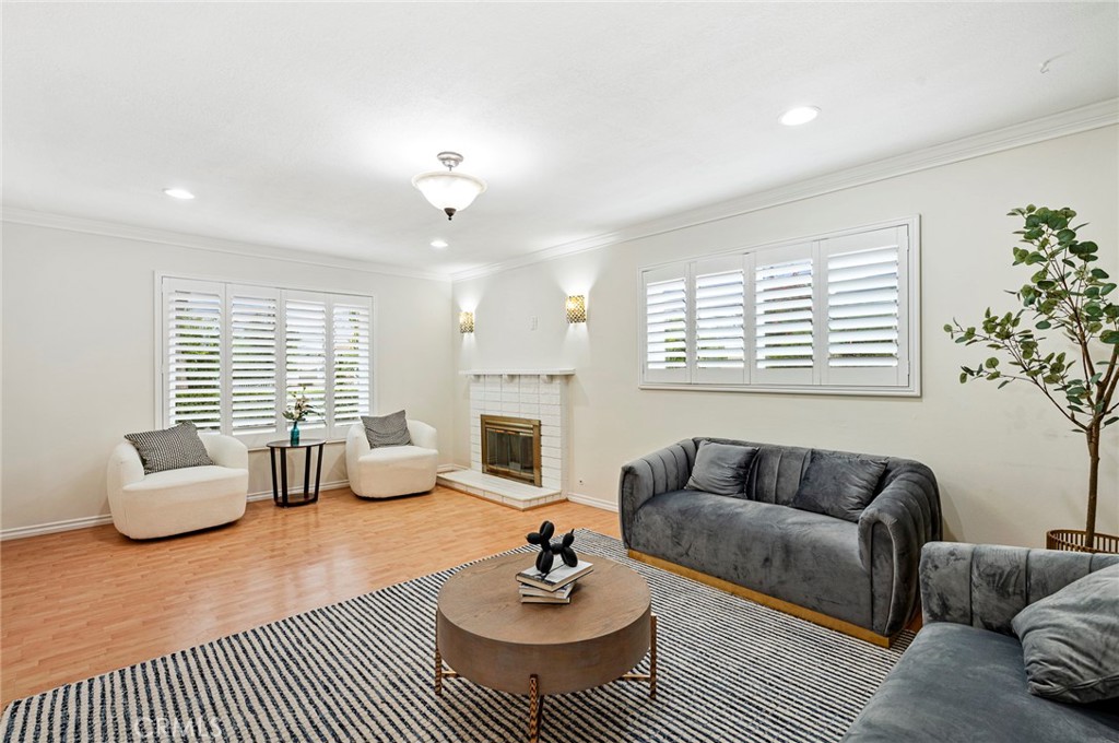 601 E Juanita Avenue