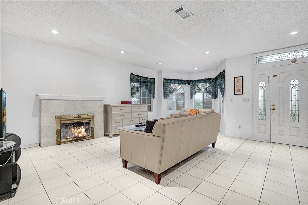 722 W Graves Avenue