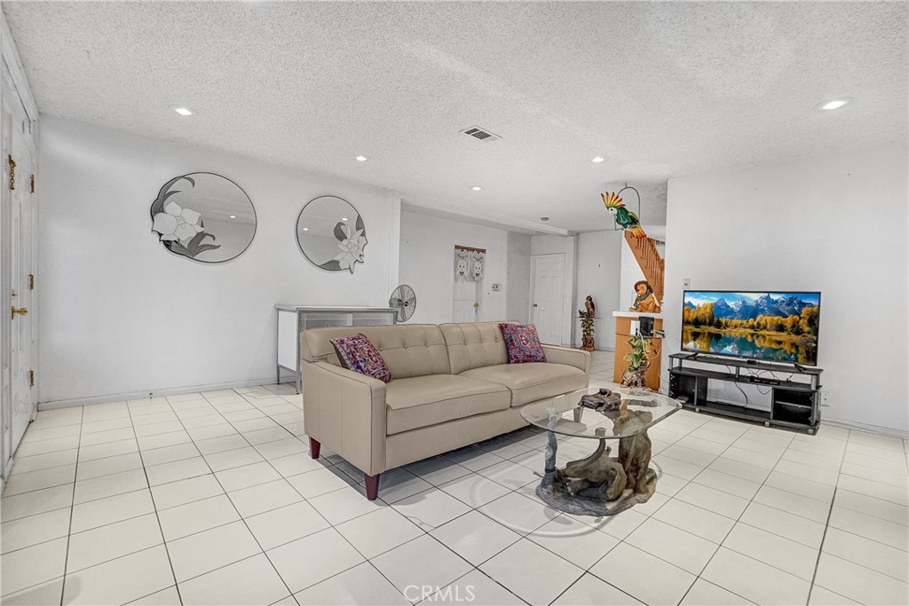 722 W Graves Avenue