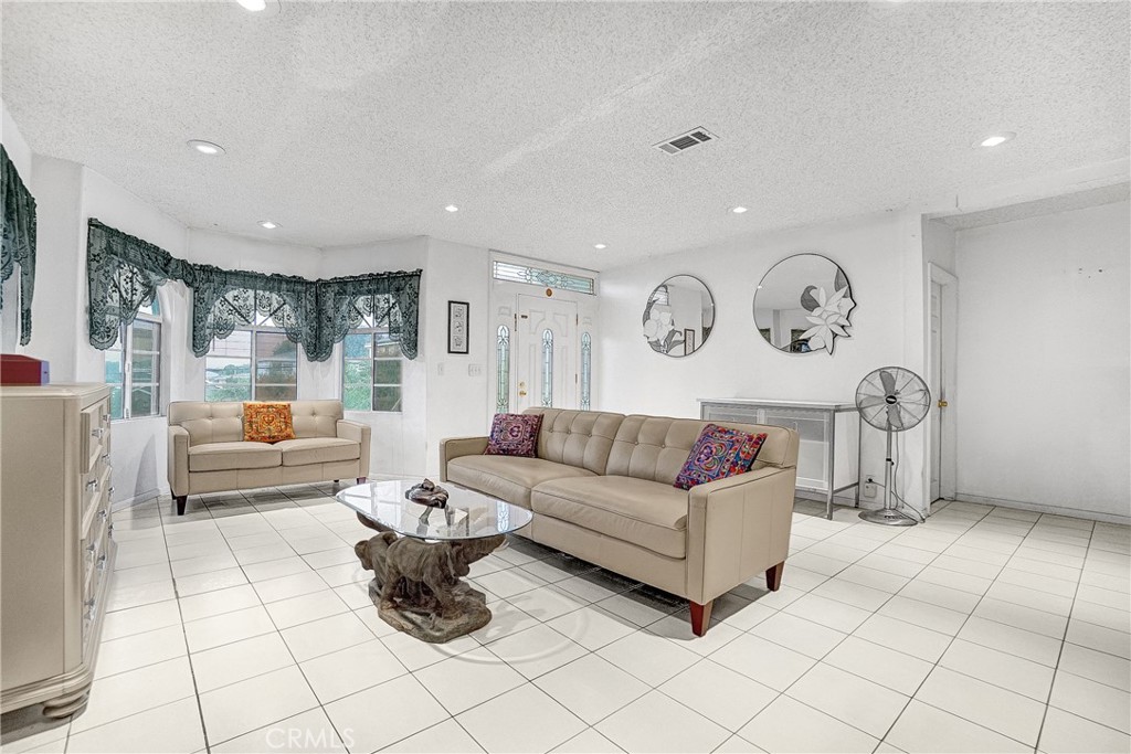 722 W Graves Avenue