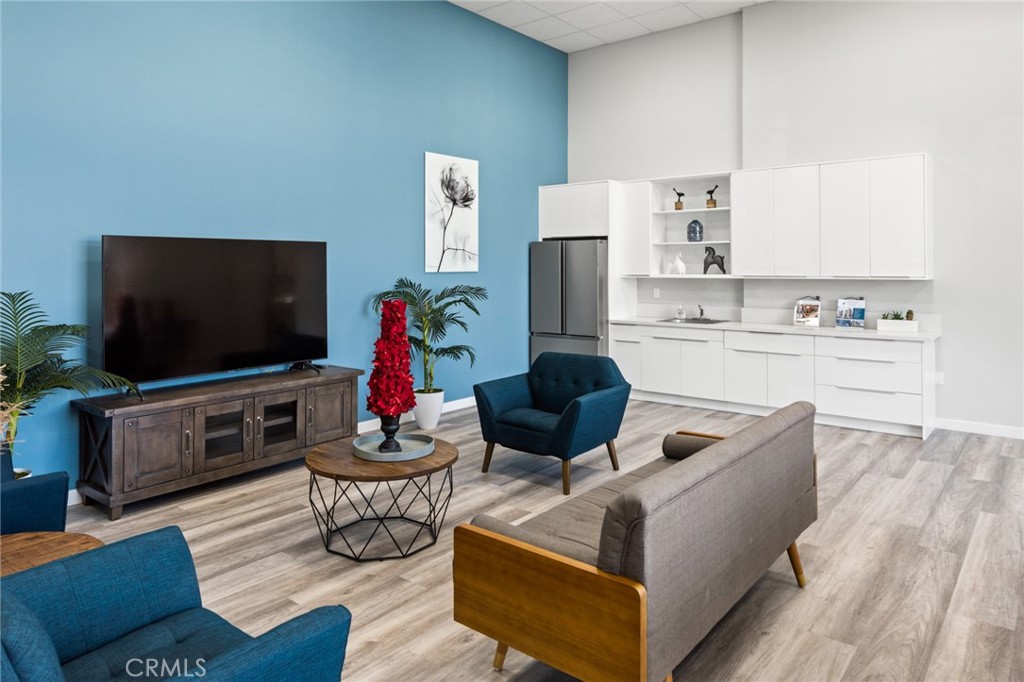 419 N Chandler Avenue 605