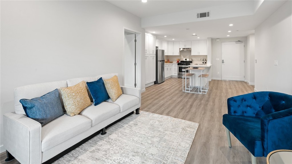 419 N Chandler Avenue 605