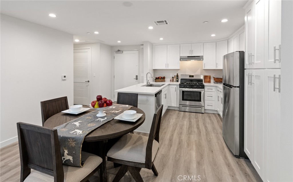 419 N Chandler Avenue 605