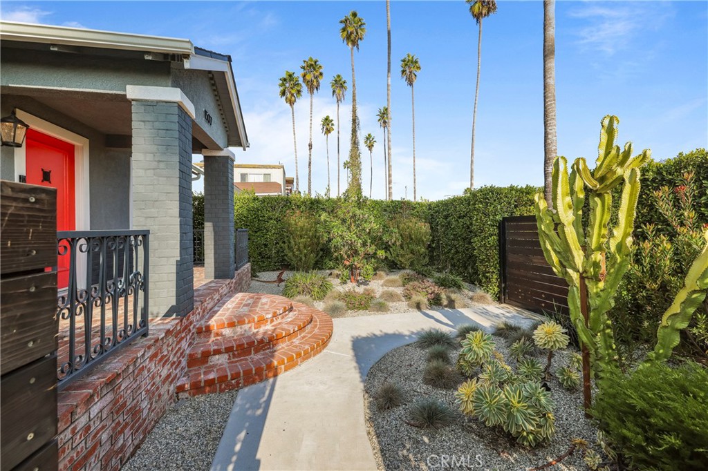 1507 S Mansfield Avenue