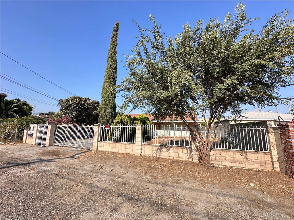 5238 N Roxburgh Avenue