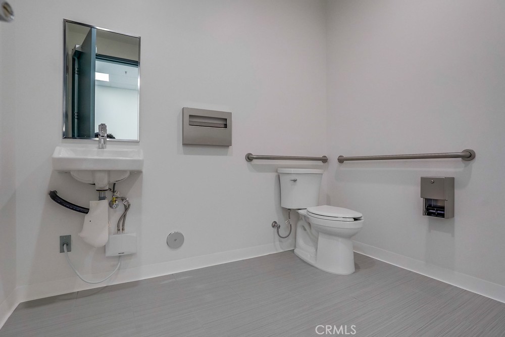 250 W CHESTNUT Avenue