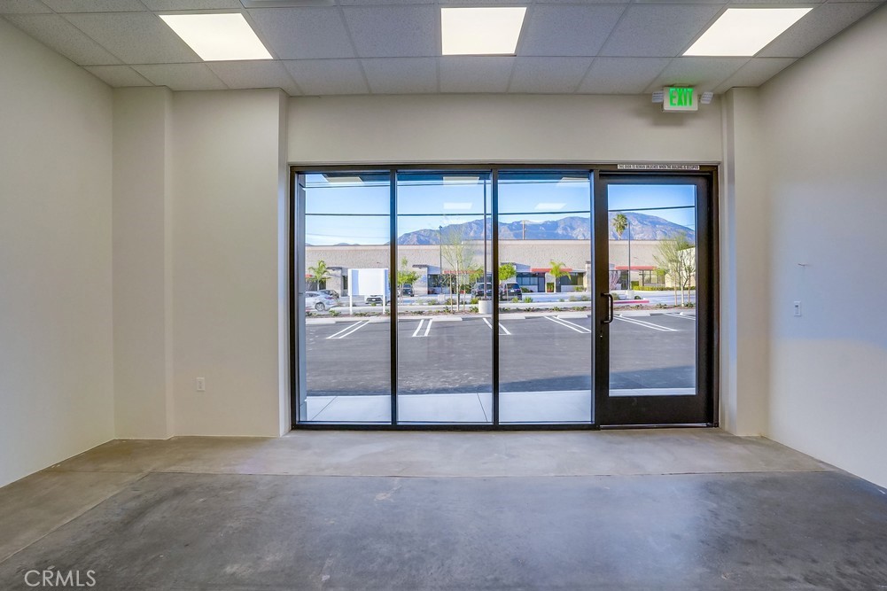 250 W CHESTNUT Avenue