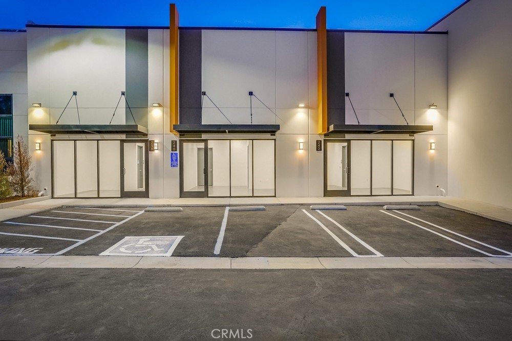 250 W CHESTNUT Avenue
