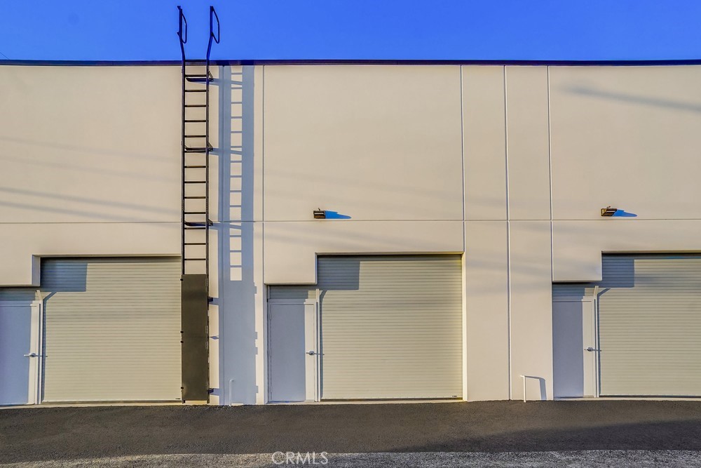 250 W CHESTNUT Avenue