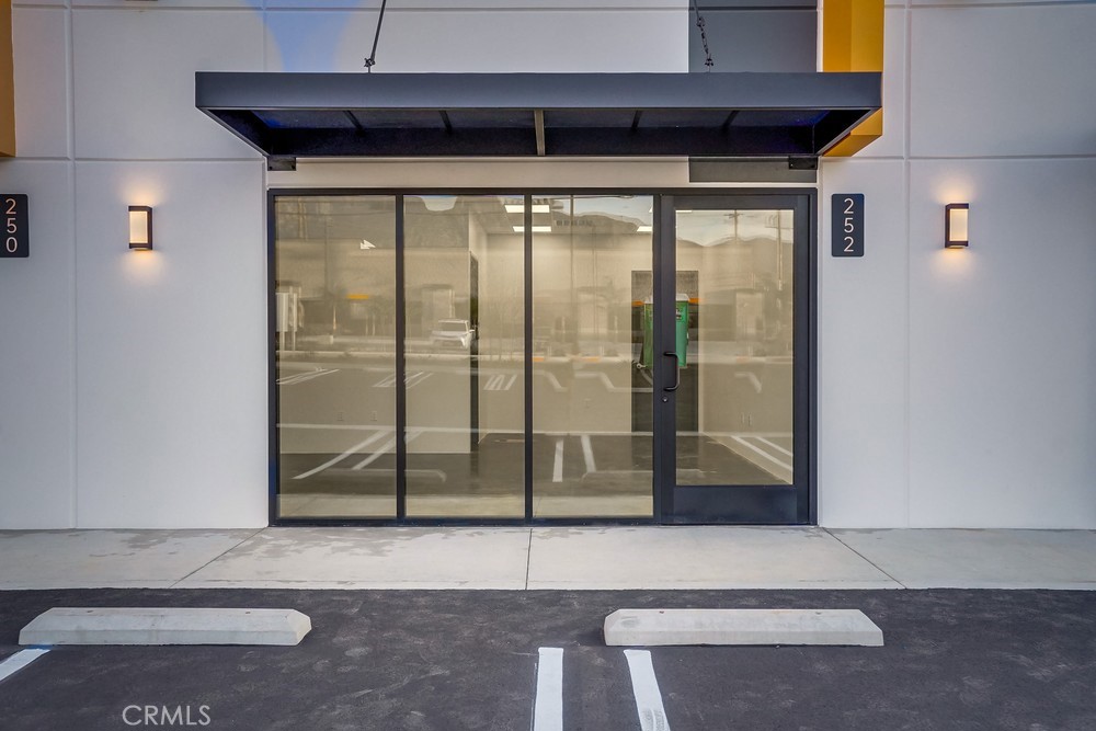 250 W CHESTNUT Avenue