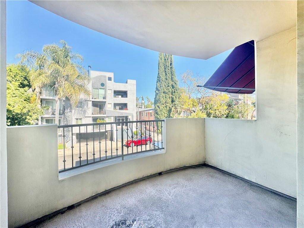 4237 Longridge Avenue 201