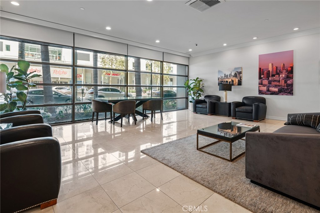 600 W 9th Street 209