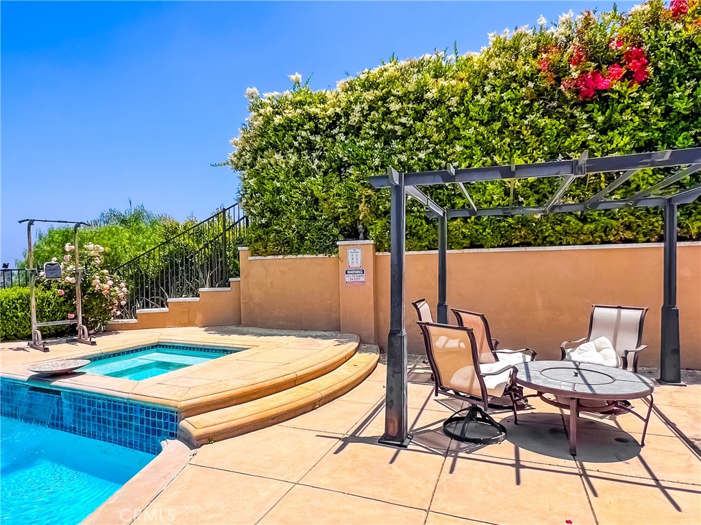 1506 S Fairway Knolls Road