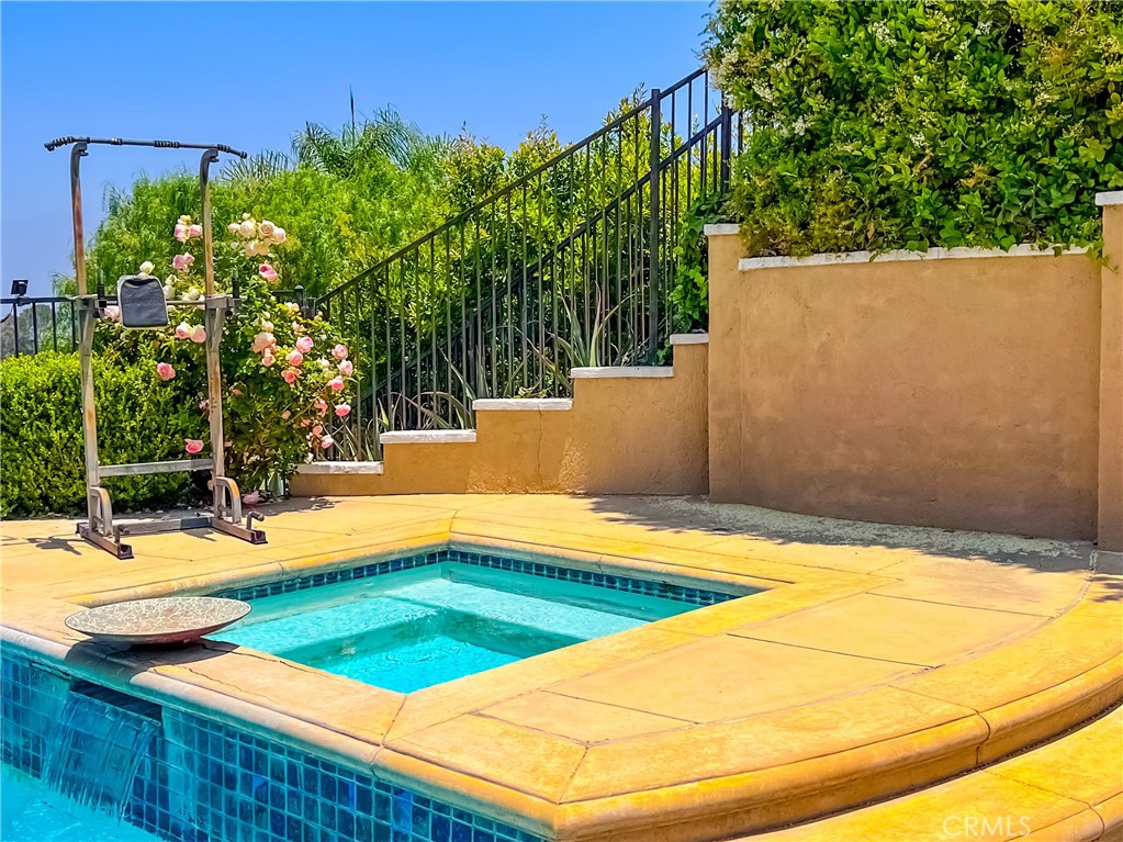 1506 S Fairway Knolls Road