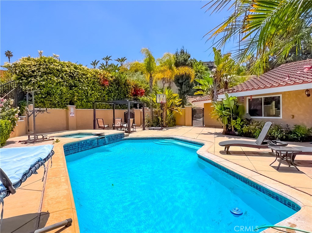 1506 S Fairway Knolls Road