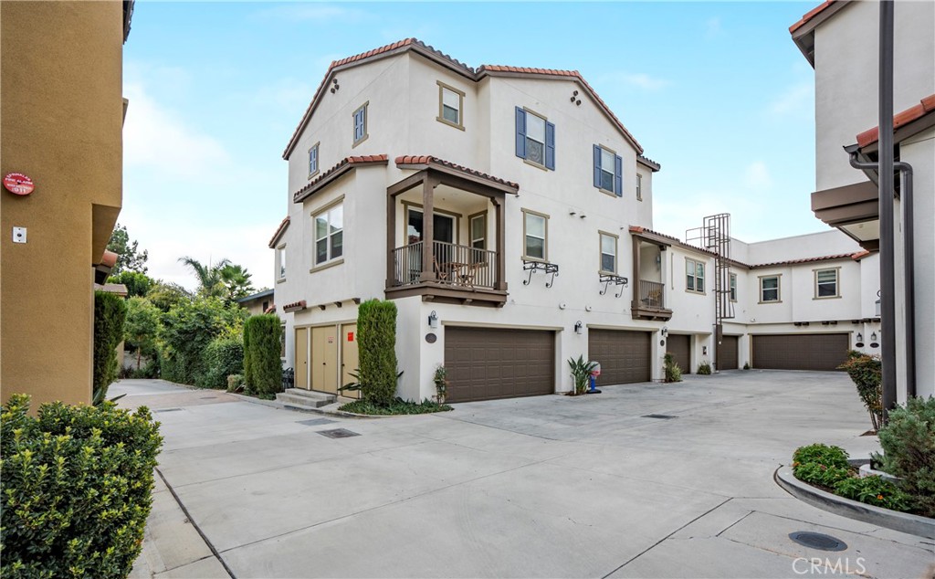 281 North Mar Vista Avenue 10