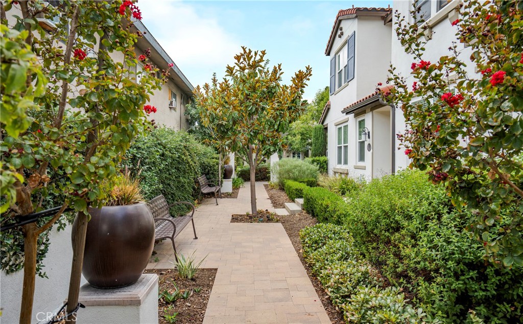 281 North Mar Vista Avenue 10