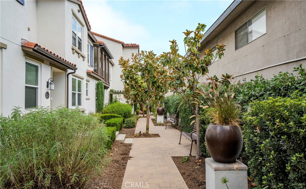 281 North Mar Vista Avenue 10