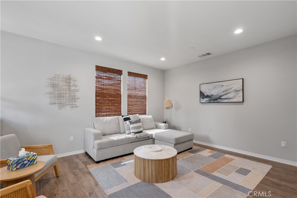 281 North Mar Vista Avenue 10