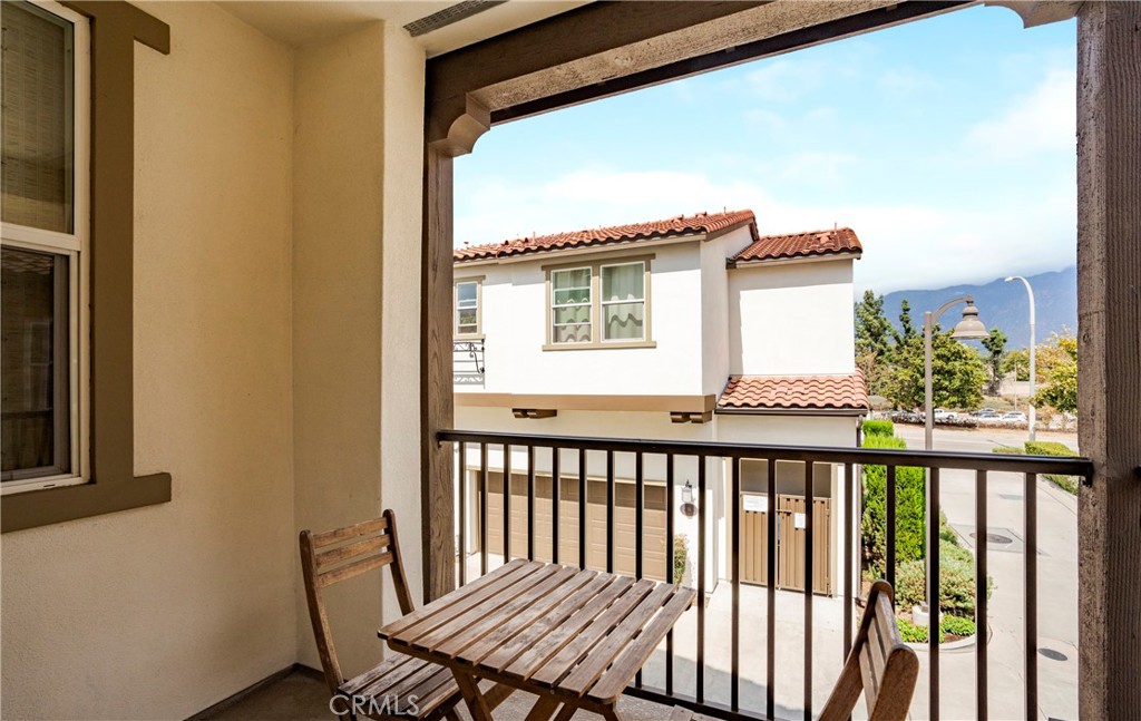 281 North Mar Vista Avenue 10