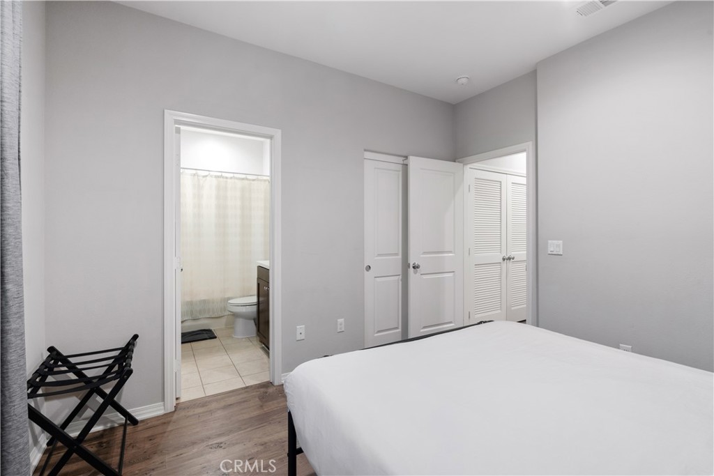 281 North Mar Vista Avenue 10