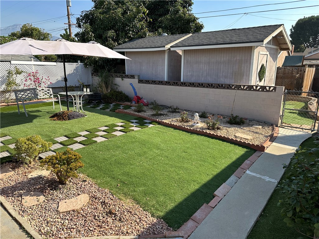 1422 N Sultana Avenue