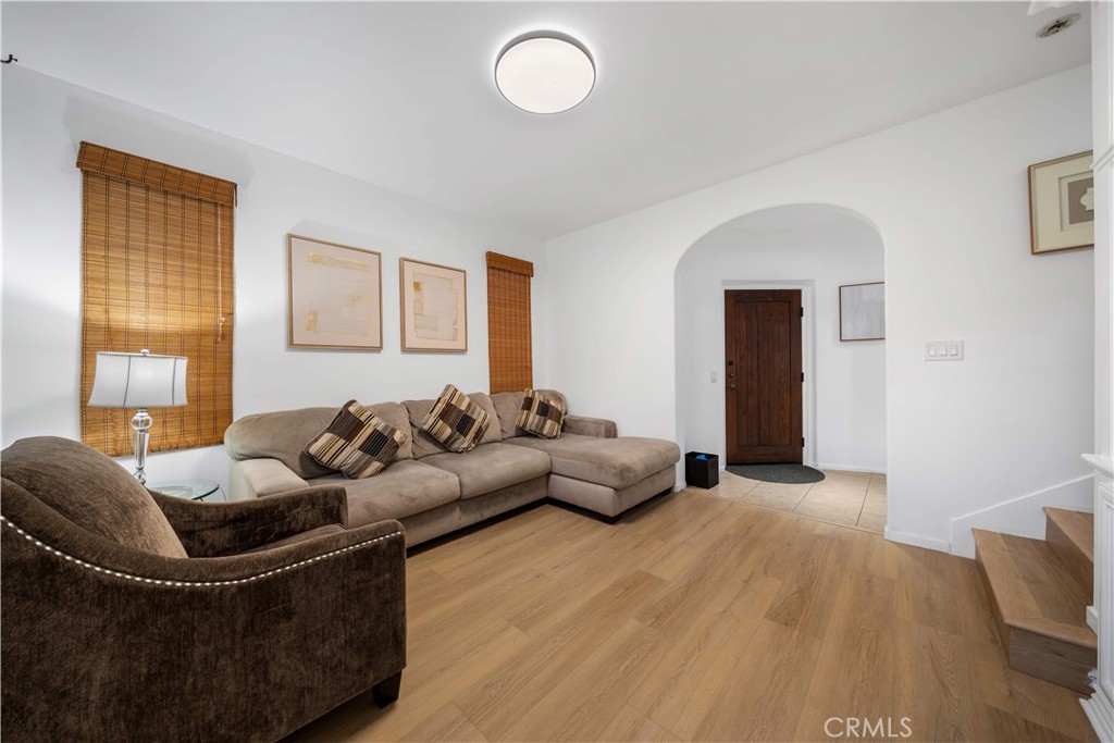 102 Chantilly