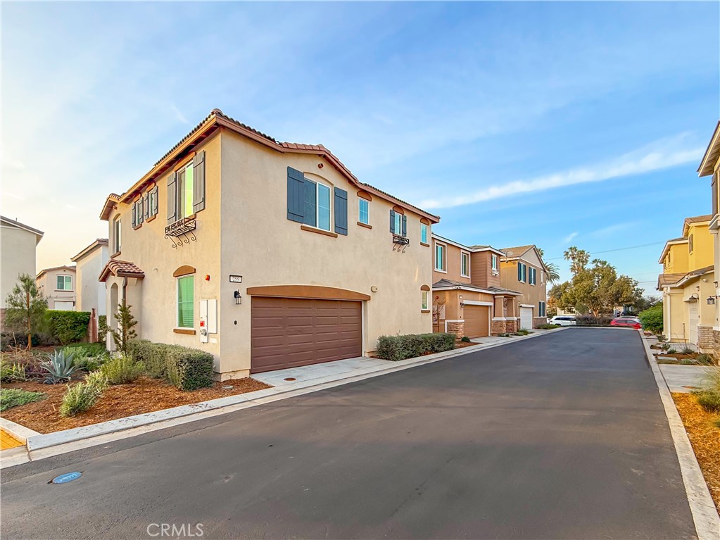 255 Lockhart Way