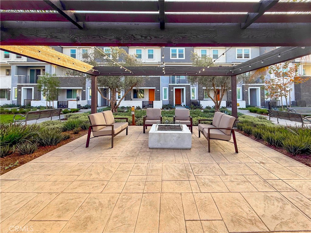 255 Lockhart Way