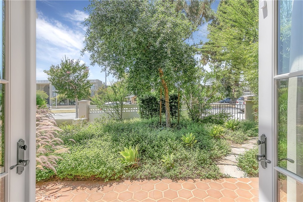 158 S Sierra Madre Boulevard 15