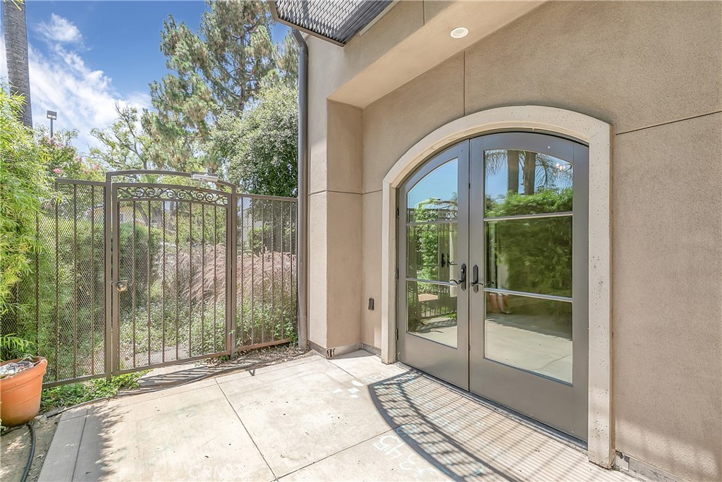 158 S Sierra Madre Boulevard 15