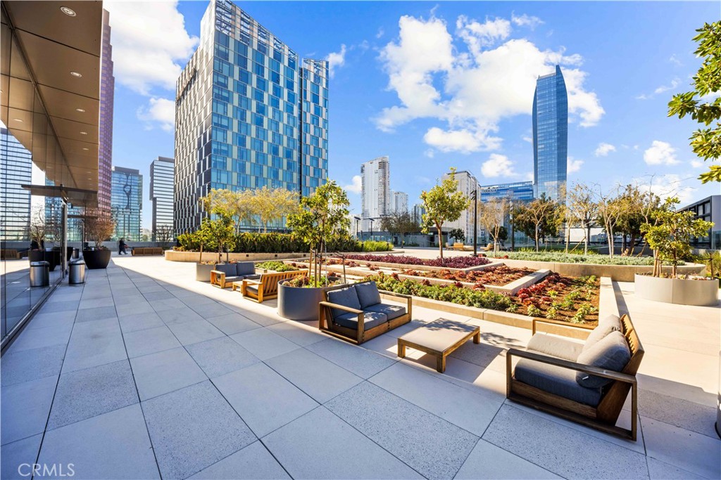 889 Francisco St 1502