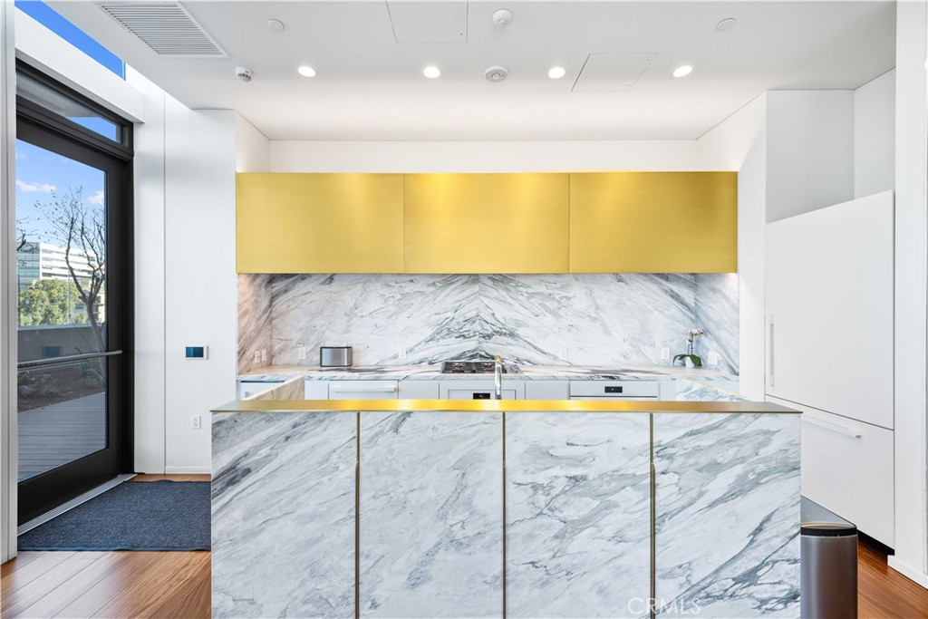 889 Francisco St 1502