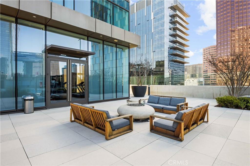 889 Francisco St 1502