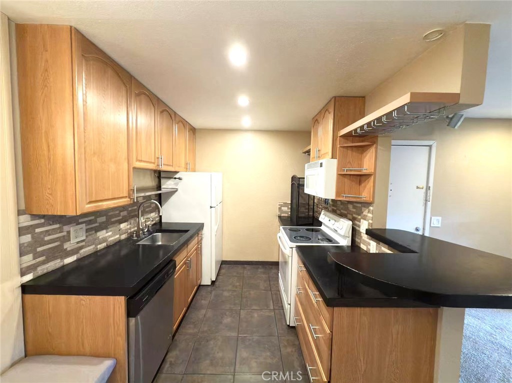 2308 Golden Oaks Ln
