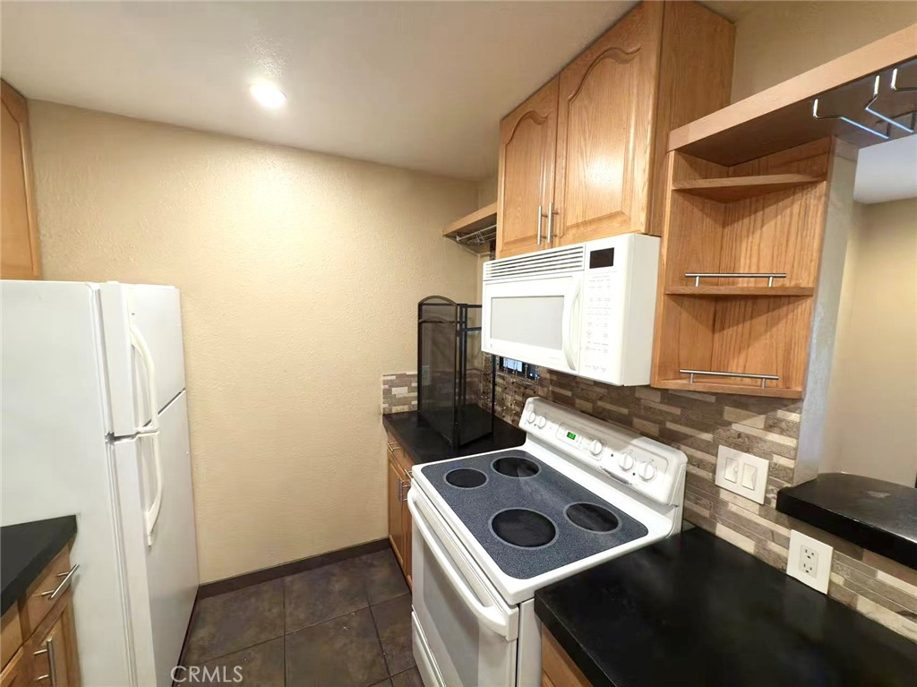 2308 Golden Oaks Ln