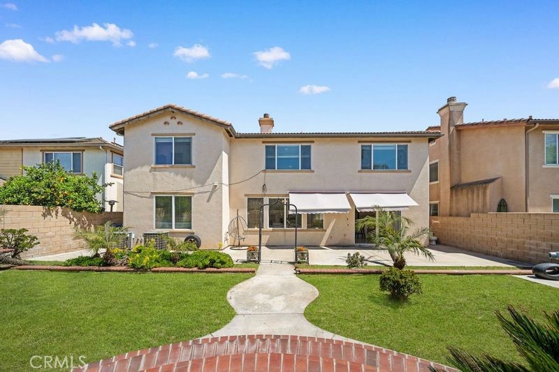 327 N Mariposa Privado