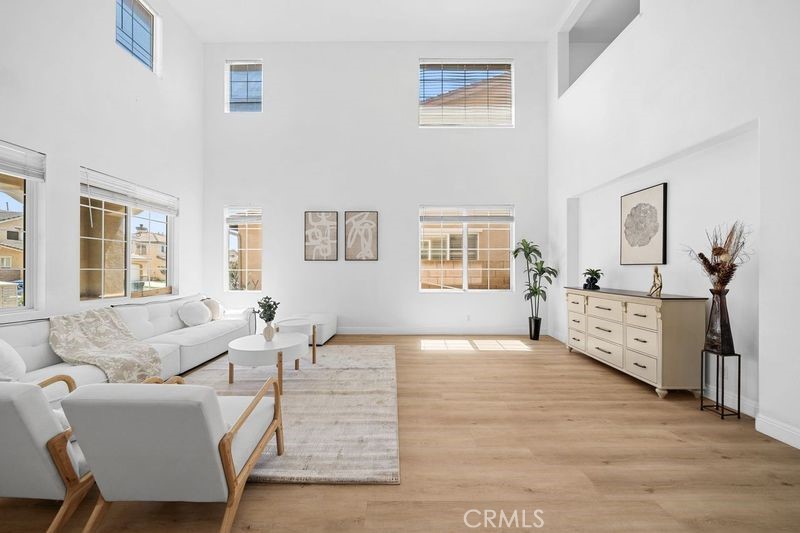 327 N Mariposa Privado