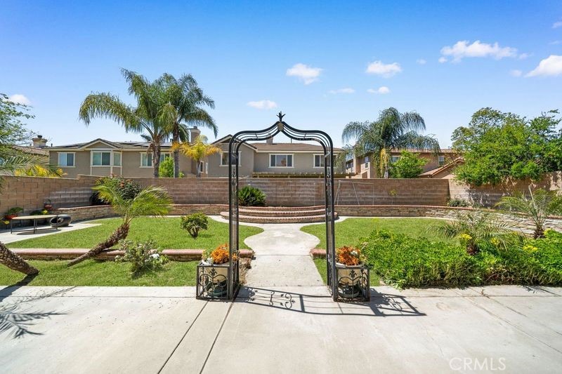 327 N Mariposa Privado