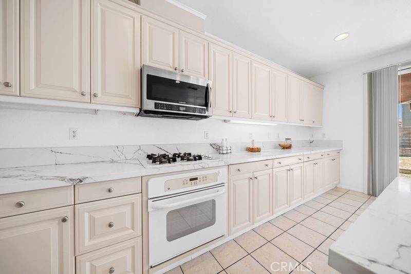 327 N Mariposa Privado