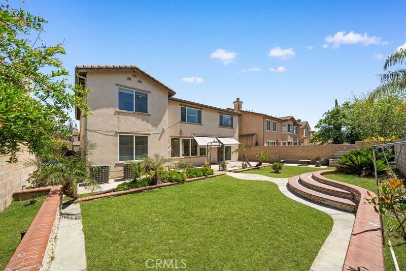 327 N Mariposa Privado