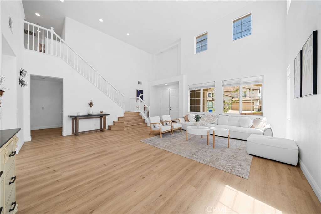 327 N Mariposa Privado