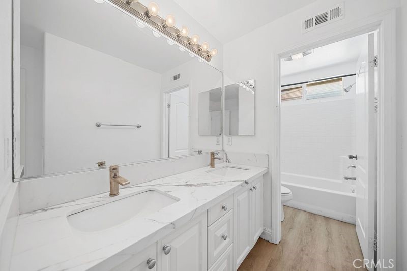 327 N Mariposa Privado