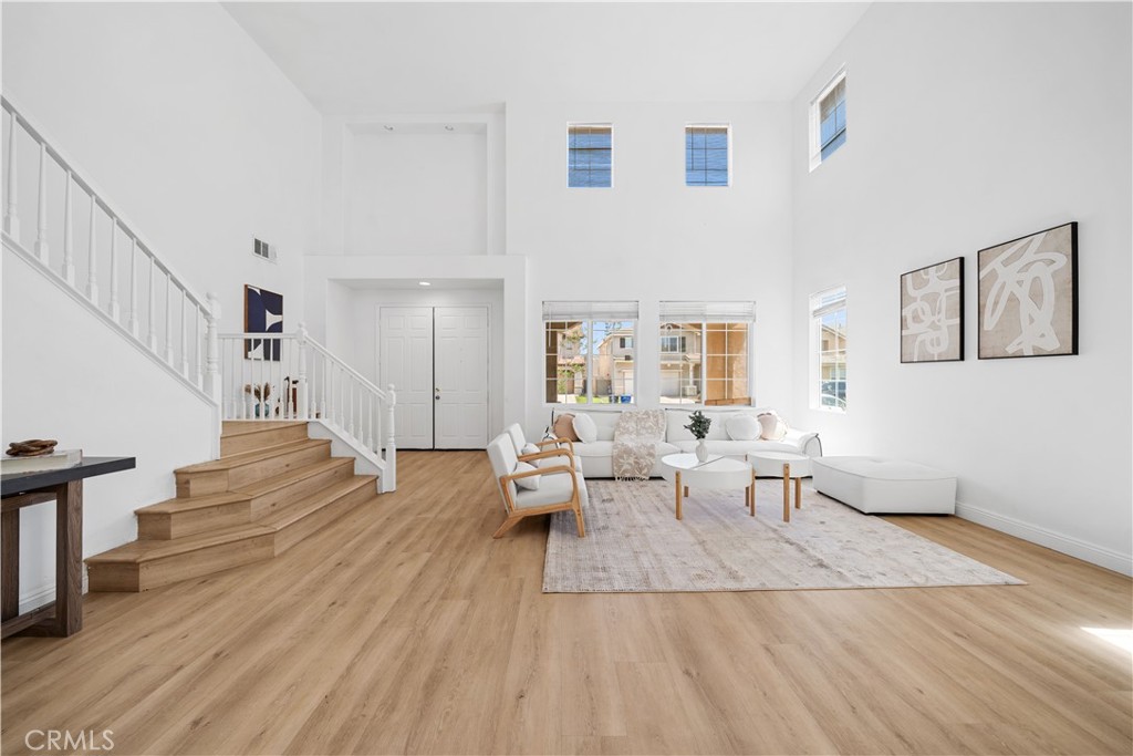 327 N Mariposa Privado