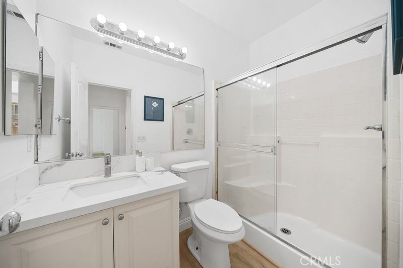 327 N Mariposa Privado