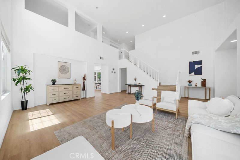 327 N Mariposa Privado