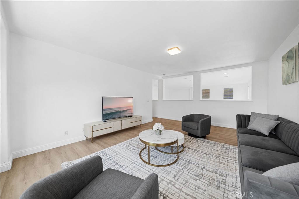 327 N Mariposa Privado