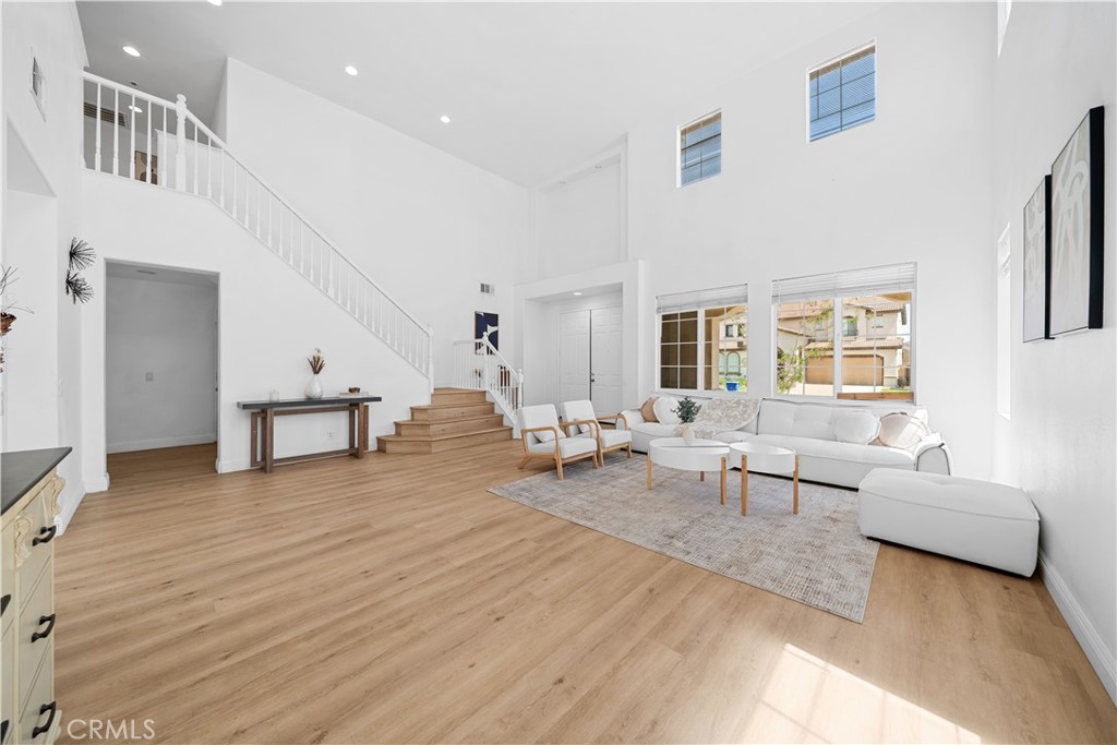 327 N Mariposa Privado